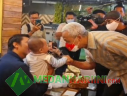 Ganjar Pranowo Berkunjung ke Kedai Durian di Medan, Warga Antusias Ngajak Foto