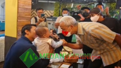 Ganjar Pranowo Berkunjung ke Kedai Durian di Medan, Warga Antusias Ngajak Foto