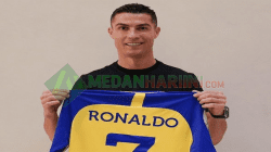 Potret Christiano Ronaldo yang tengah pegang Jersey Klub asal Arab Saudi, Al Nassr (Instagram @cristiano)