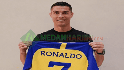 Potret Christiano Ronaldo yang tengah pegang Jersey Klub asal Arab Saudi, Al Nassr (Instagram @cristiano)