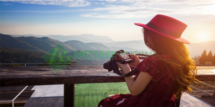 Ilustrasi dokumentasi saat traveling atau liburan (Freepik)