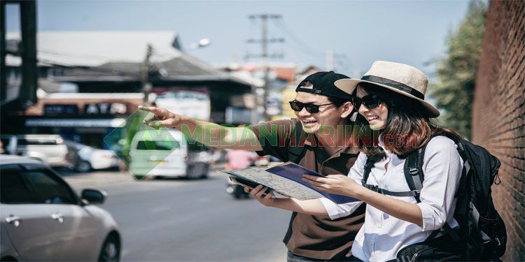 Ilustrasi Turis yang Bertanya (Freepik)