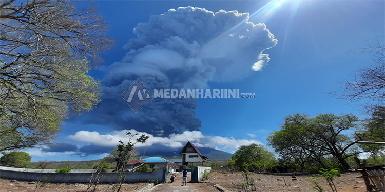 Gunung Lewotolok Muntahkan Lelehan Pijar Dua Kali