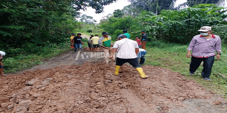 Warga Simalungun Gotong Royong Perbaiki Jalan Rusak