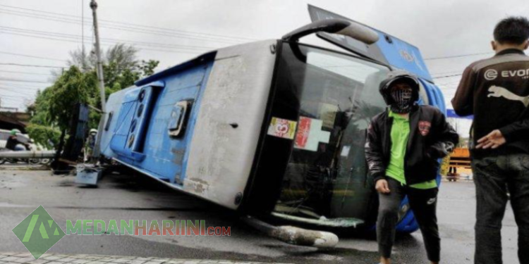 Truk Tabrak DAMRI hingga Terguling di Simpang Mall Manhattan