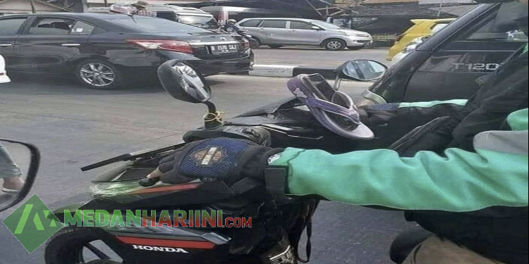 Sandal jepit di sepeda Motor yang buat kekeh