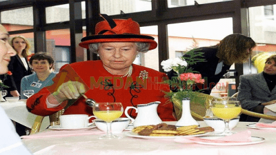 Ratu Elizabeth Minum Teh