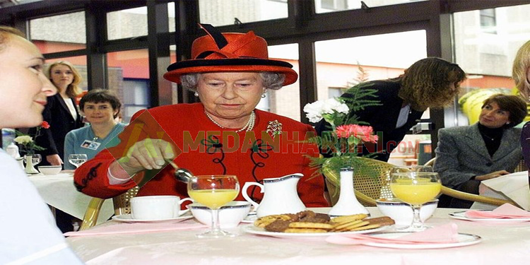 Ratu Elizabeth Minum Teh