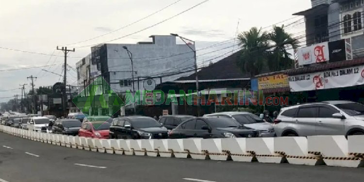 Tampak Median atau pembatas jalan di Jalan Karya Wisata yang dikeluhan Warga Karya Wisata (RMOL Sumut)