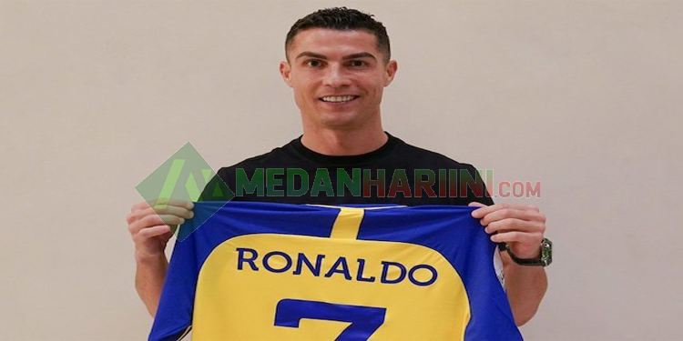 Potret Christiano Ronaldo yang tengah pegang Jersey Klub asal Arab Saudi, Al Nassr (Instagram @cristiano)