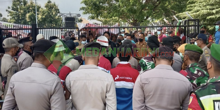 Warga Desa Miliarder yang demo